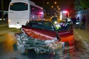 Duvara &ccedil;arpan otomobilin s&uuml;r&uuml;c&uuml;s&uuml; yaralandı