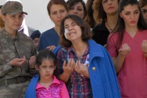 Dicle şehidini saldırıda yaralanan eşi ve 6 yaşındaki kızı uğurladı