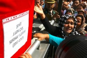 Şehit eşinin feryadı y&uuml;rekleri dağladı