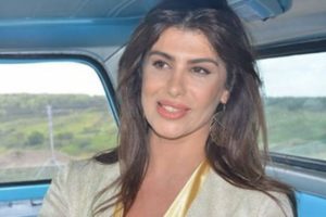 Şarkıcı Hatice buz gibi suya girdi...