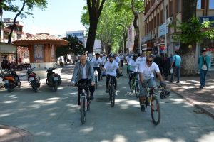 Bursa İznik'te Başkan Sargın yetimler i&ccedil;in pedalladı