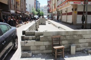 Belediyeye kızan vatandaş yola duvar &ouml;rd&uuml;