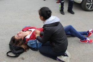 Kamyonetin &ccedil;arptığı &ouml;ğrenciyi arkadaşları teselli etti