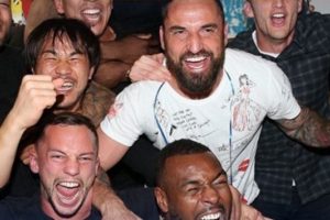 Leicester City'nin futbolcuları şampiyonluk sonrası &ccedil;ılgınca bir sevin&ccedil; yaşadı