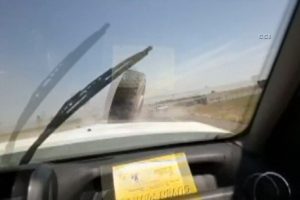 Kamyondan kopan tekerlekler otomobile &ccedil;arptı!