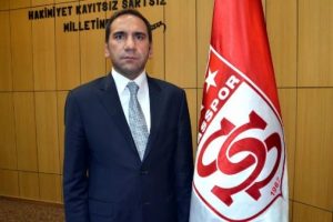 Sivassporlu taraftarlardan Otyakmaz'a "bırakma" &ccedil;ağrısı