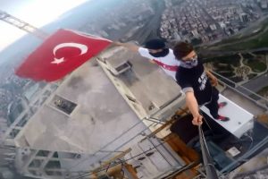 En y&uuml;ksek binada T&uuml;rk bayrağını dalgalandırdılar