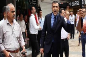 &Uuml;lk&uuml;c&uuml; başkan bina basmak isteyenleri kemerle uzaklaştırdı!