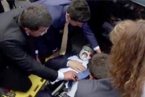 Eski bakanın korumasına Meclis'te araba &ccedil;arptı, Zeybek&ccedil;i isyan etti