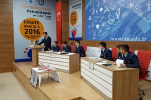 Bursa'da ingilizce m&uuml;nazara turnuvası finali nefes kesti