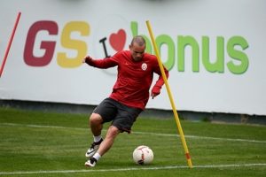 Galatasaray'da Sneijder, Beşiktaş ma&ccedil;ına yetişmek i&ccedil;in &ccedil;alışıyor
