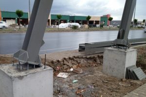 Kaza yapan kamyonu taşıyan TIR &uuml;st ge&ccedil;ide &ccedil;arptı! K&ouml;pr&uuml;de hasar oluştu!