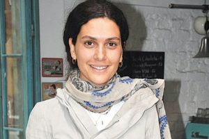 G&uuml;zel oyuncu Berg&uuml;zar Korel makyajsız g&ouml;r&uuml;nt&uuml;lendi