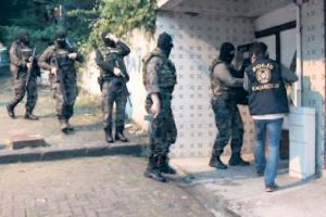 "Sahte re&ccedil;ete" operasyonu ş&uuml;phelileri sağlık kontrol&uuml;ne &ccedil;ıkarıldı