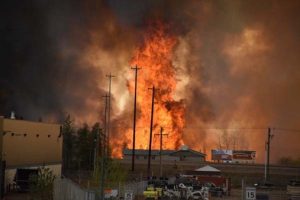 Kanada'da Fort McMurray şehri tamamen alevlere teslim oldu