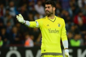 Beşiktaş'tan Volkan'a g&ouml;nderme: "Bakkaldan ekmek mi alıyorsun?"