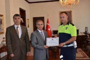 Kilis Valisi Tapsız'dan polis memuruna &ouml;d&uuml;l