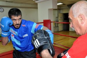 Bursalı şampiyon kick boks&ccedil;u H&uuml;sn&uuml; sarı, &uuml;nvan ma&ccedil;ını bekliyor