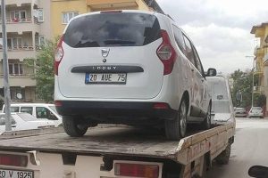 Otomobil bu kez yavru kedi i&ccedil;in servise g&ouml;t&uuml;r&uuml;ld&uuml;
