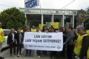 Eğitim-Sen &uuml;yesi bir grup İHH başkanının katıldığı konferansı protesto etti
