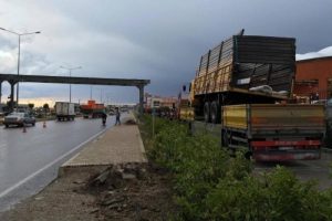 Kamyon y&uuml;kl&uuml; TIR, yapımı s&uuml;ren &uuml;st ge&ccedil;ide &ccedil;arptı
