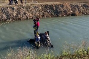 Otomobiliyle sulama kanalına u&ccedil;an kadını itfaiye kurtardı