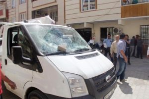 Kamyonetin altında kalan &ccedil;ocuk &ouml;ld&uuml;, yakınları aracı taşladı