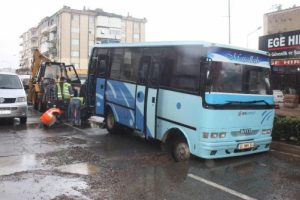 Servis midibis&uuml; ge&ccedil;erken yol g&ouml;&ccedil;t&uuml;
