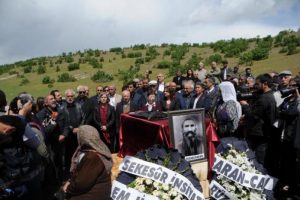 Toplu mezarda bulunan kemikler 78 yıl sonra kefene sarılarak defnedildi