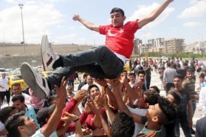Asker adayları g&ouml;zyaşları arasında birliklerine uğurlandı