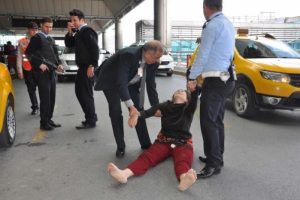 D&uuml;n u&ccedil;aktan indirildi, bug&uuml;n sinir krizi ge&ccedil;irdi