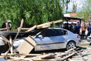 Fırtınanın u&ccedil;urduğu &ccedil;atı 5 aracı hurdaya &ccedil;evirdi