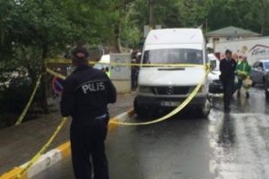 Tartıştığı annesini &ouml;ld&uuml;r&uuml;p cesediyle polise teslim oldu
