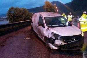 Kapalı kasa kamyonet takla attı: 1 yaralı