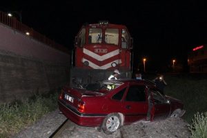 Tren &ccedil;arptığı otomobili s&uuml;r&uuml;kledi: 1 yaralı