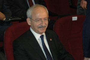Kılı&ccedil;daroğlu, "Halktan Biri" oyununu izledi