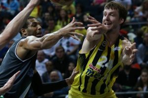 Vesely geri d&ouml;nd&uuml;, Fenerbah&ccedil;e'nin "100"&uuml; g&uuml;ld&uuml;!