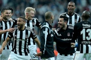 Beşiktaşlı futbolcular, Cenk'in d&uuml;ğ&uuml;n&uuml;nde şampiyonluk mesajları verdiler