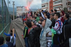 Karab&uuml;ksporlu taraftarlardan futbolculara tepki