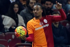 Muslera, Rizespor atağında topu &ccedil;izgiden &ccedil;ıkaran Jason Denayer'ı kutladı