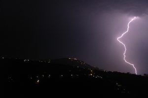 İnsan siluetli yıldırım g&ouml;renleri hayrete d&uuml;ş&uuml;rd&uuml;