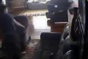 Eve girdi, c&uuml;zdanı gasp etti, &ccedil;ekip gitti