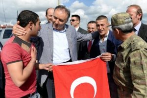 Vali Altıparmak, 'kınalı kuzulara' har&ccedil;lık verdi