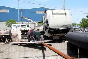 TIR, minib&uuml;s ve hafif ticari ara&ccedil;la &ccedil;arpıştı: 4 yaralı