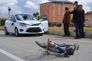 Ters şeritteki bisikletli otomobilin &ccedil;arpmasıyla &ouml;ld&uuml;