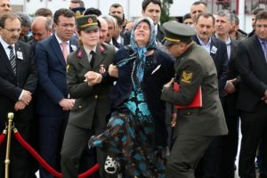 Şehit annesinden oğluna y&uuml;rek yakan karşılama