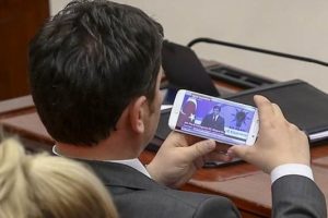 Milletvekilleri Davutoğlu'nun konuşmasını cep telefonundan izledi