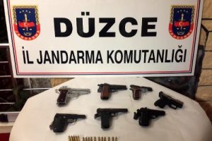 D&uuml;zce'de 7 ruhsatsız tabanca ile yakalanan kişiye g&ouml;zaltı