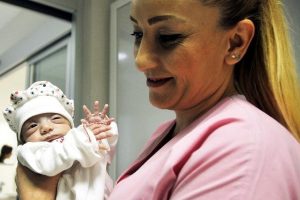 Parmak bebek Narin yaşama tutundu
