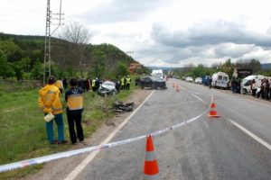 Kastamonu'da otomobil ve cip &ccedil;arpıştı: 3 &ouml;l&uuml;, 4 yaralı